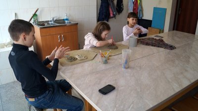 Викладачі-волонтери займаються з дітьми-переселенцями. Фоторепортаж зі школи мистецтв на Львівщині Викладачі-волонтери займаються з дітьми-переселенцями. Фоторепортаж зі школи мистецтв на Львівщині