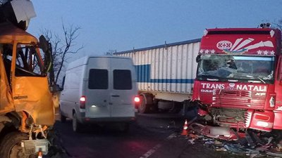 На Миколаївщині зіткнулися чотири вантажівки. Одна людина загинула На Миколаївщині зіткнулися чотири вантажівки. Одна людина загинула