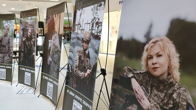 У війни жіноче обличчя: у Черкасах тероборона презентувала виставку світлин У війни жіноче обличчя: у Черкасах тероборона презентувала виставку світлин