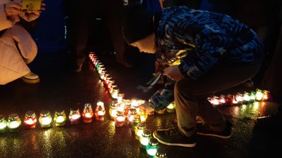 У вікнах Харківської ОДА запалили свічки в пам'ять про жертв голодоморів У вікнах Харківської ОДА запалили свічки в пам'ять про жертв голодоморів