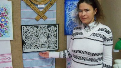 Прикраса до зимових свят. Миколаївська майстриня розповіла про створення витинанок Прикраса до зимових свят. Миколаївська майстриня розповіла про створення витинанок
