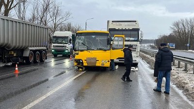 Внаслідок ДТП 9 людей звернулися за медичною допомогою Внаслідок ДТП 9 людей звернулися за медичною допомогою
