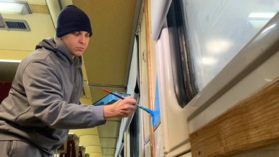 Тернопільський художник разом із друзями розмальовує вагони, які вивозитимуть травмованих Тернопільський художник разом із друзями розмальовує вагони, які вивозитимуть травмованих