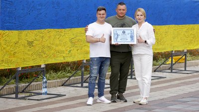 У Києві створили найбільший прапор із побажаннями для бійців ЗСУ У Києві створили найбільший прапор із побажаннями для бійців ЗСУ