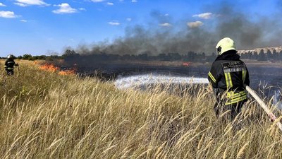 У Черкасах горить поле поблизу ТРЦ
