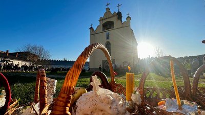 Освячення пасхальних кошиків у Меджибожі