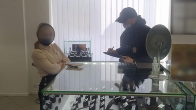В Ужгороді правоохоронці припинили роботу двох крамниць В Ужгороді правоохоронці припинили роботу двох крамниць
