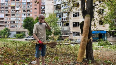 Чоловік прибирає після обстрілу, Краматорськ, Донецька область, 7 вересня 2026 рік