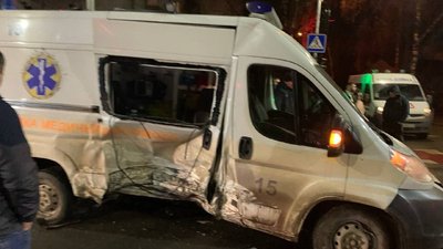 У Чернівцях у ДТП травмувались медики швидкої допомоги