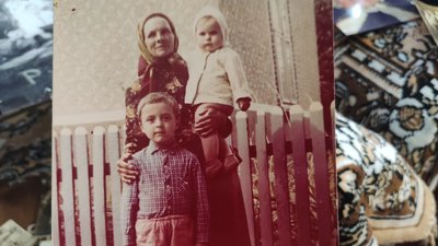 Марія Дребіт зі своїми дітьми Марія Дребіт зі своїми дітьми