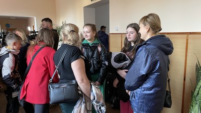 З-під обстрілів до санаторіїв Івано-Франківщини. Як евакуюють дітей з небезпечних районів Херсона і передмістя З-під обстрілів до санаторіїв Івано-Франківщини. Як евакуюють дітей з небезпечних районів Херсона і передмістя