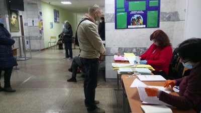 Менша відвідуваність, переплутані бюлетені та карантин. Як працює дільниця в гімназії Кропивницького