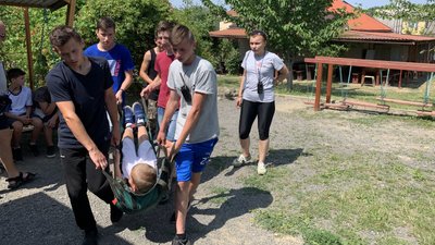 Надавати першу допомогу вчать у таборі "Юний рятувальник" в Ужгороді Надавати першу допомогу вчать у таборі "Юний рятувальник" в Ужгороді
