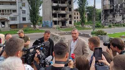 Голлівудський актор Лієв Шрайбер та український футболіст Андрій Шевченко відвідали Бородянку