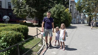 Віталій Кулешко, вчитель Тернопілької школи-ліцею №6 з доньками Віталій Кулешко, вчитель Тернопілької школи-ліцею №6 з доньками