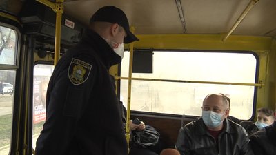 Поліцейські перевіряють дотримання карантинних вимог у громадському транспорті