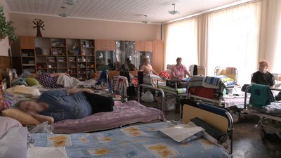 У Черкасах переселенцям, які живуть у школах, шукають нове помешкання У Черкасах переселенцям, які живуть у школах, шукають нове помешкання