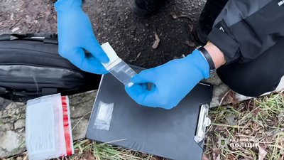 На Чернігівщині затримали підозрюваного у наркоторгівлі На Чернігівщині затримали підозрюваного у наркоторгівлі
