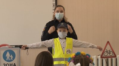 Урок у костюмі регулювальника: у Черкасах школярі вчили правила дорожнього руху