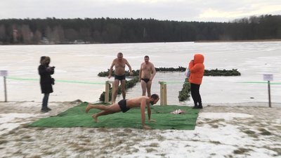 Більше 500 житомирян купалися в міському Гідропарку на Водохреще Більше 500 житомирян купалися в міському Гідропарку на Водохреще