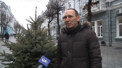 У Житомирі на Михайлівській встановили ялинки у діжках У Житомирі на Михайлівській встановили ялинки у діжках