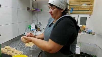 "Душею вболіваємо за хлопців": у Харкові волонтери випікають хліб із тризубами "Душею вболіваємо за хлопців": у Харкові волонтери випікають хліб із тризубами
