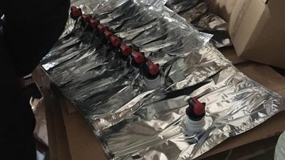 У Чернігові СБУ вилучила контрафактного алкоголю та антисептиків на понад 2 мільйони гривень У Чернігові СБУ вилучила контрафактного алкоголю та антисептиків на понад 2 мільйони гривень