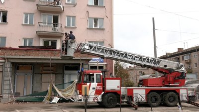 У зруйнованому готелі "Україна" в Чернігові почали розбирати дах У зруйнованому готелі "Україна" в Чернігові почали розбирати дах
