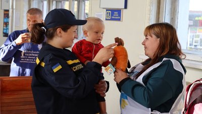 Розселять на території двох громад: на Житомирщину прибув черговий потяг з переселенцями з Донеччини Розселять на території двох громад: на Житомирщину прибув черговий потяг з переселенцями з Донеччини
