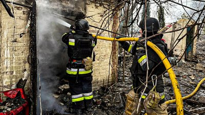 Рятувальники гасять пожежу