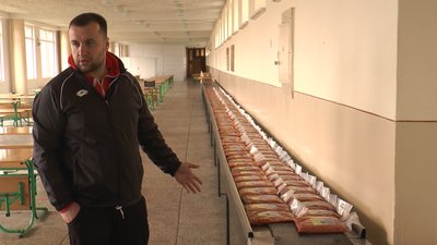 "Готуємо для наших хлопців із любов’ю". Як у Калуші варять борщ для українських бійців на передову "Готуємо для наших хлопців із любов’ю". Як у Калуші варять борщ для українських бійців на передову