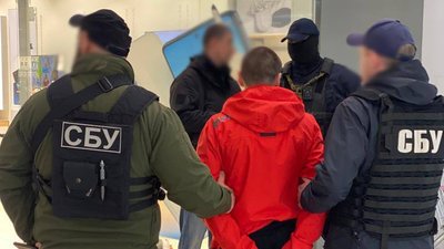 У Кропивницькому СБУ затримала чоловіка, який підробляв документи про непридатність до військової служби У Кропивницькому СБУ затримала чоловіка, який підробляв документи про непридатність до військової служби