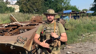 "Це наш дім. Ніхто нікуди не піде". Історія вчителя фізики з Херсона, який доєднався до ЗСУ