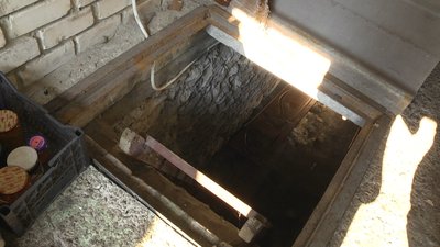 У підвал будинку сім'я не може спускатись, він замалий. У підвал будинку сім'я не може спускатись, він замалий.