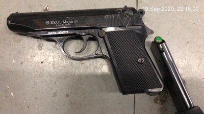 На Закарпатті митники вилучили в чоловіка газовий пістолет