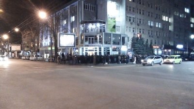 Полтавчани зібралися біля ресторану, де вечеряє Зеленський Полтавчани зібралися біля ресторану, де вечеряє Зеленський