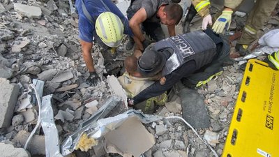У Бахмуті з під завалів готелю врятували ще одну людину