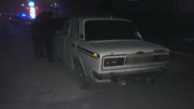 У Херсоні патрульні загасли палаючий автомобіль