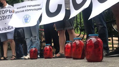 В Одесі моряки вийшли на мітинг через затягування справи про корупцію в сфері дипломування В Одесі моряки вийшли на мітинг через затягування справи про корупцію в сфері дипломування
