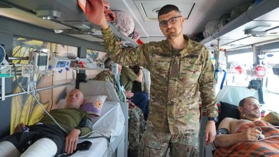 "Рятуємо життя військових у всіх гарячих точках". Як працюють "Госпітальєри" на бусі "Австрійка" "Рятуємо життя військових у всіх гарячих точках". Як працюють "Госпітальєри" на бусі "Австрійка"