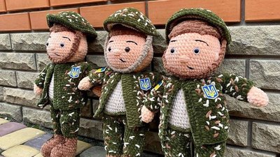 Актуальний хенд-мейд: запорізькі майстрині в'яжуть ляльок-солдатів та "Джавеліни", щоб допомагати ЗСУ Актуальний хенд-мейд: запорізькі майстрині в'яжуть ляльок-солдатів та "Джавеліни", щоб допомагати ЗСУ