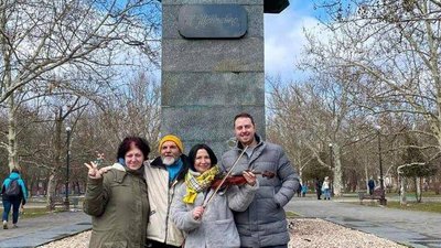 Херсон - це Україна. Містяни вшанували пам'ять Тараса Шевченка Херсон - це Україна. Містяни вшанували пам'ять Тараса Шевченка