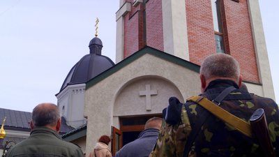 На Львівщині люди стали на коліна, прощаючись із загиблим бійцем-земляком На Львівщині люди стали на коліна, прощаючись із загиблим бійцем-земляком