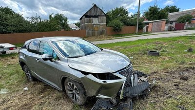 Легковик зіткнувся з пагорбом на автодорозі Київ-Харків-Довжанський Лубенського району