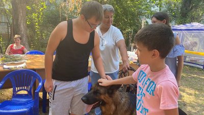 У Херсоні до реабілітації дітей з інвалідністю залучають собак