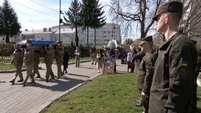 У Луцьку попрощалися з трьома військовослужбовцями У Луцьку попрощалися з трьома військовослужбовцями