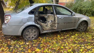 Пошкоджена обстрілом автівка у Краматорську 16 жовтня 2026 року