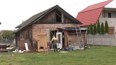 На Івано-Франківщині волонтери ремонтують помешкання для матері та її доньок