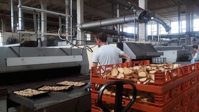На кропивницькому хлібзаводі виготовляють сухарі для гуманітарної допомоги. Містяни допомагають На кропивницькому хлібзаводі виготовляють сухарі для гуманітарної допомоги. Містяни допомагають