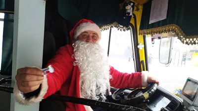 "Із бородою та у костюмі Санти". Як водій маршрутки вітав вінничан